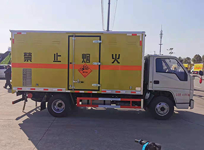 大安镇爆破器材运输车